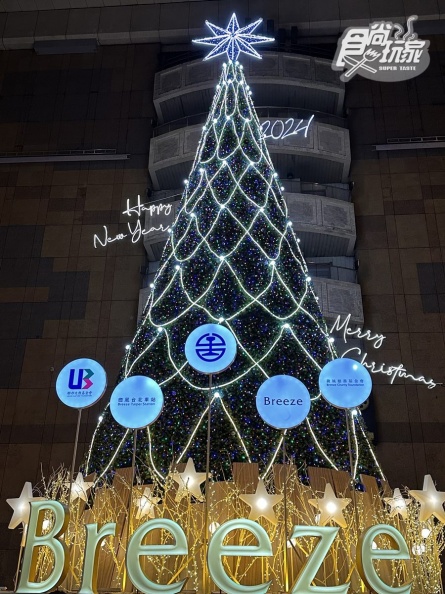 北車大廳裡，有高達全台室內最高的23公尺聖誕樹。（圖／食尚玩家）