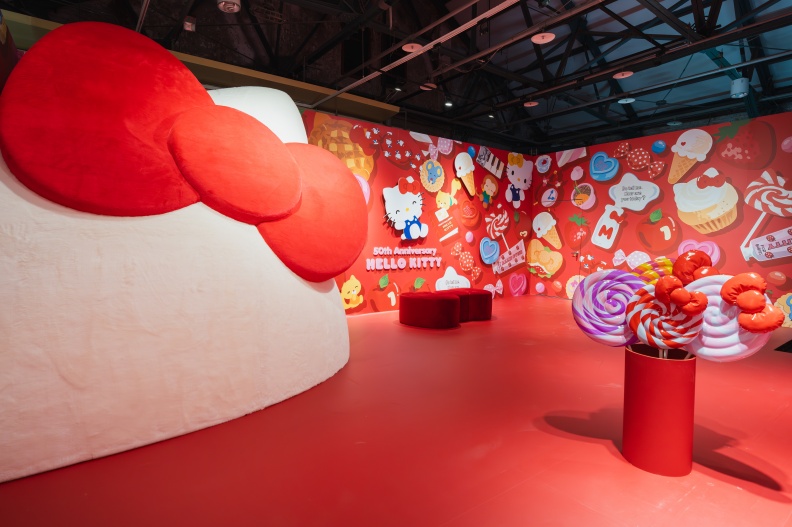 突破空間限制的超大型HELLO KITTY。(圖/周筠羚攝)