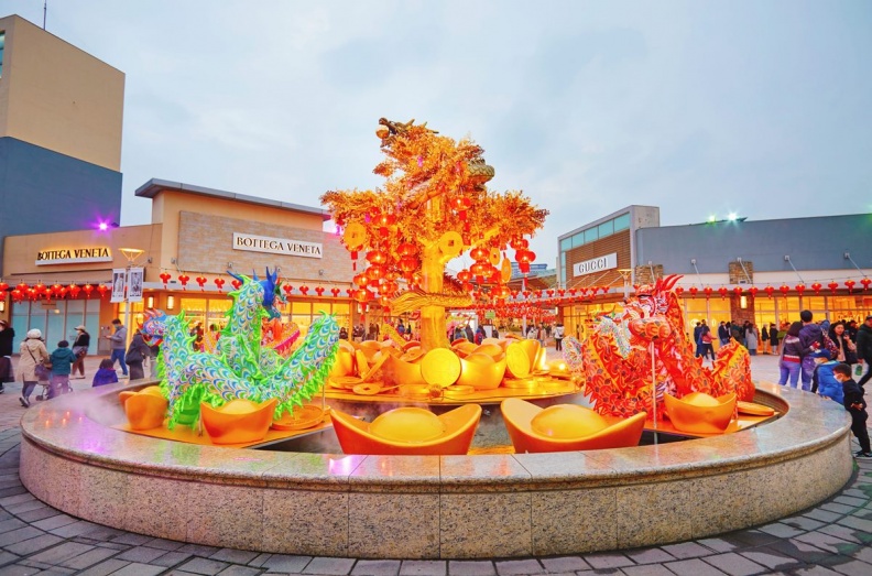「祥龍聚寶發財樹」坐落在二期噴水池中央。(圖/華泰名品城提供)