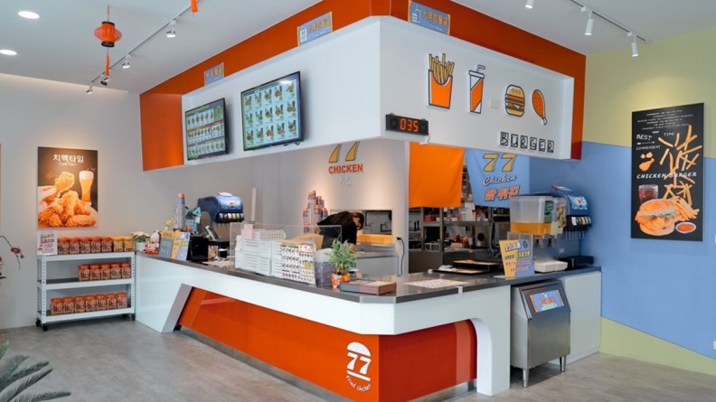77炸雞的店內裝潢,以明亮新穎的美式設計為主,讓整體用餐體驗更加舒適。(圖/妞妞幸福花園提供)