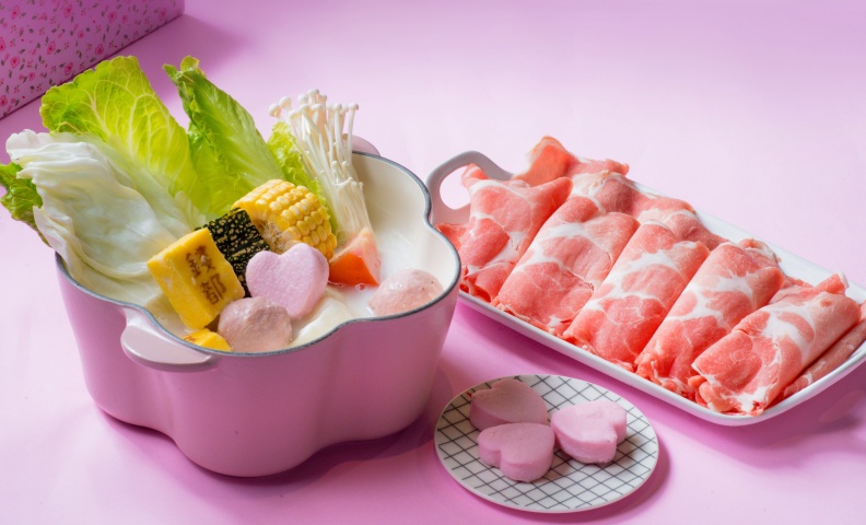 「莓妃色舞牛奶鍋」的菜盤還會附上2款限定版火鍋料。(圖/錢都餐飲集團提供)