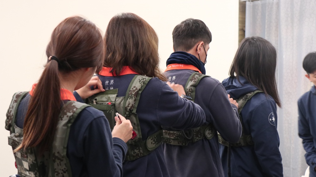 解謎過程中,參加者需要團結合作。(圖/和平島地質公園提供)