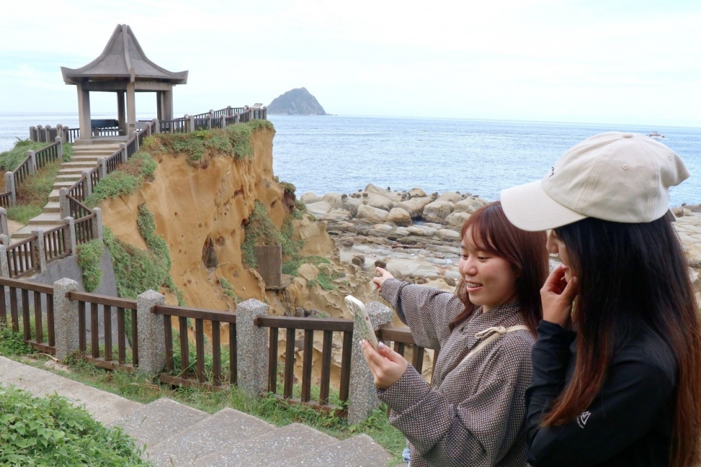 遊客可透過AR技術探索400年前西班牙人在和平島建立的聖薩爾瓦多城。(圖/和平島地質公園提供)