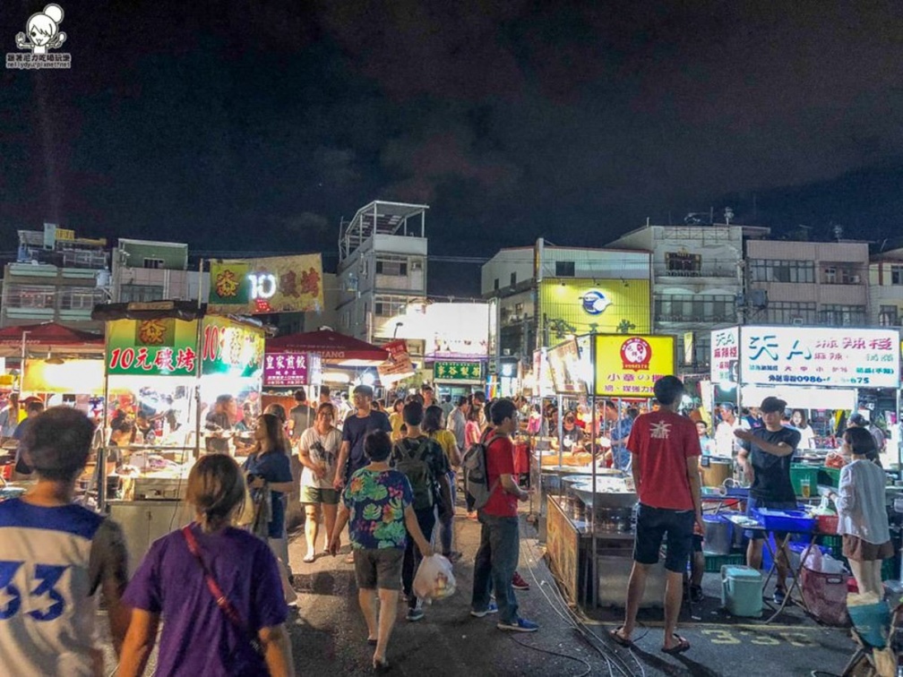 後勁夜市除了有美食，也有玩樂區域。（圖／跟著尼力吃喝玩樂提供）