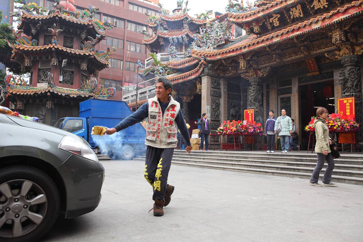 老闆會以獨特的舞姿為用路人祈求行車平安。(圖/食尚玩家)