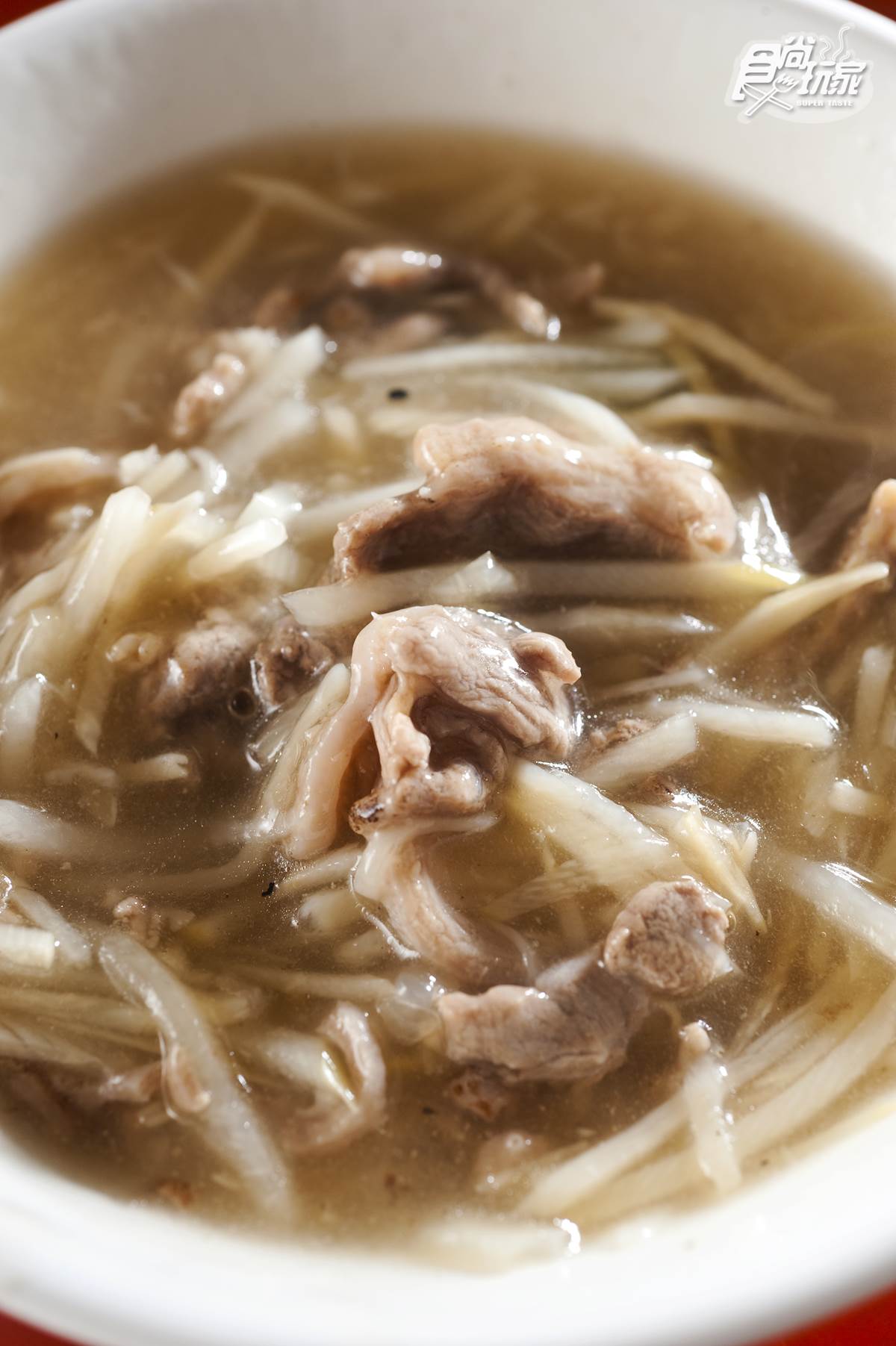 新港鴨肉羹由姊弟輪流做。（圖／食尚玩家）