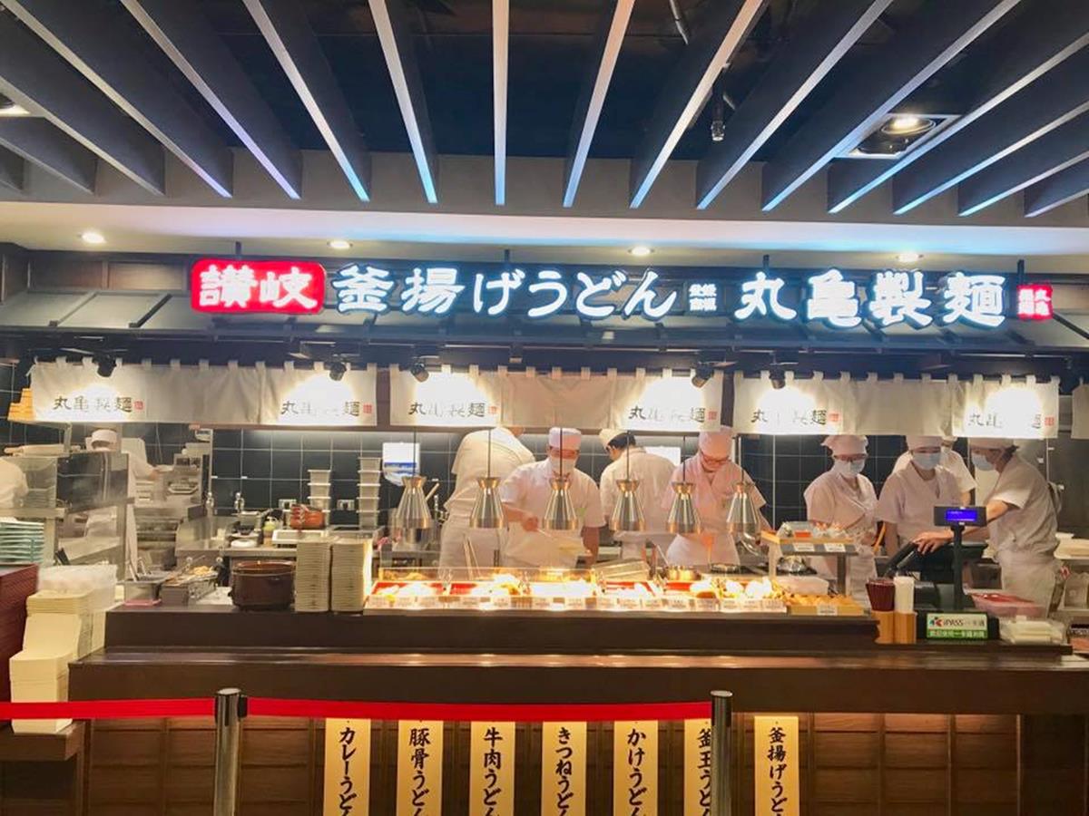 丸亀製麵源自日本的正宗烏龍麵,以現場手工製麵和道地湯底聞名。(圖/ 丸亀製麵提供)