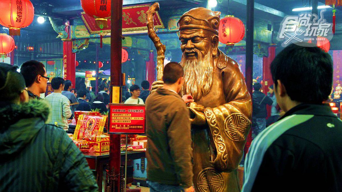 正殿內和藹的土地公雕像可以讓大家換母錢。(圖/食尚玩家)