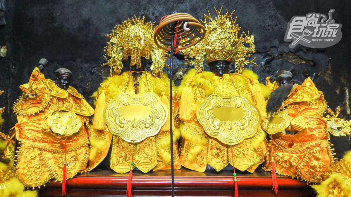 紫南宮神明身上還掛著信徒還願的金牌,可見有多靈。(圖/食尚玩家)