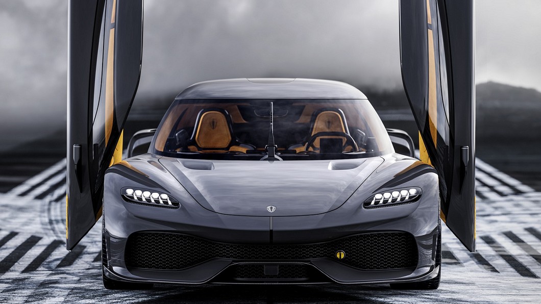 Koenigsegg獨創的平移式旋轉車門設計,將原為兩個方向的動作,融合成順暢的旋轉單一操作概念。(圖片來源 / Koenigsegg)