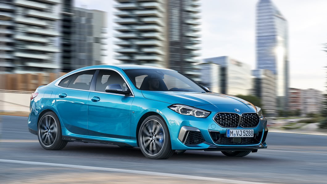 BMW 2系列Gran Coupé推出三款車型：218i運動版、218i M Sport限量版以及M235i xDrive，建議售價分別為166萬元、179萬元與260萬元。(圖片來源/ BMW)