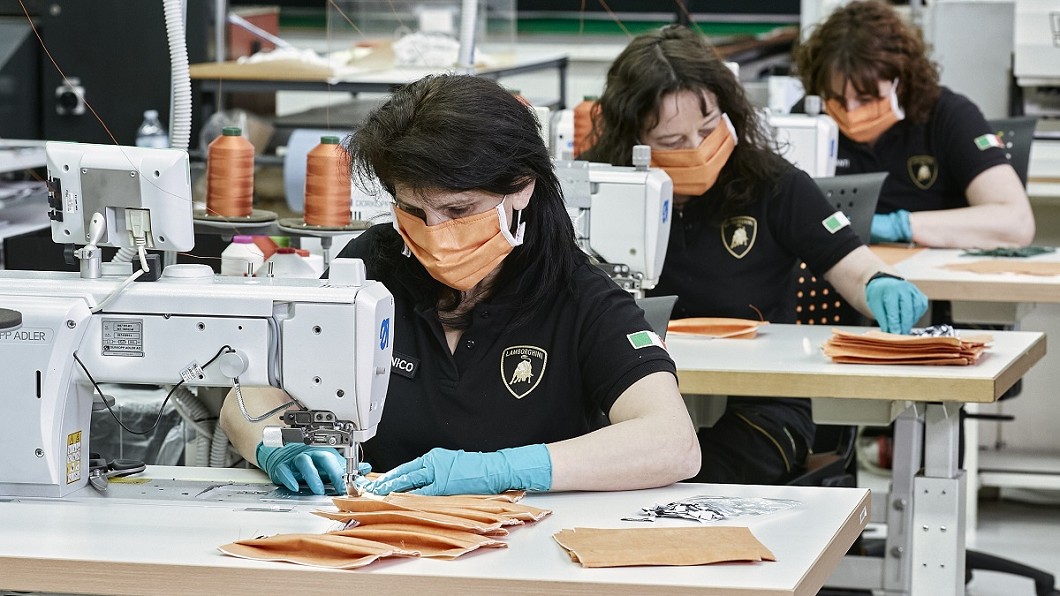 Lamborghini將總部超跑生產部門進行部分修改，轉而生產醫用外科口罩和醫用防護面罩。(圖片來源/ Lamborghini)