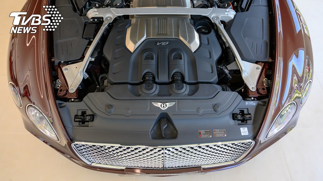  4.0升V8雙渦輪增壓引擎可爆發550ps馬力與78.5kgm扭力,最高極速達318km/h,最大巡航里程超過800公里。