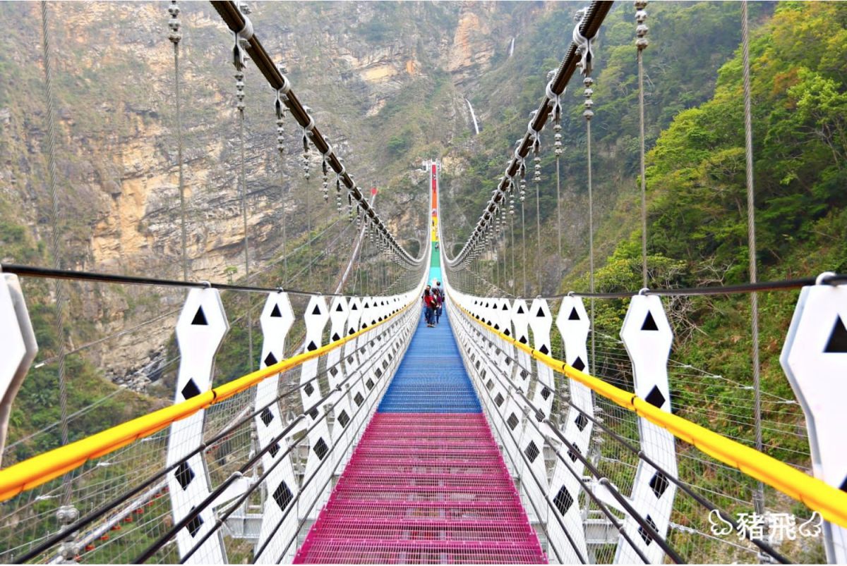 「雙龍瀑布七彩吊橋」據說是全台最長、最深的吊橋。(圖/豬飛小姐的彩色生活提供)