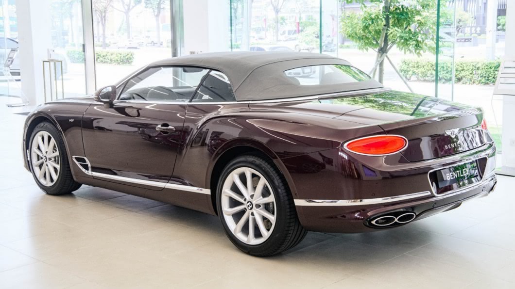 V8 Convertible的頂篷透過四層特殊布料來阻隔車外噪音;當頂篷關閉時,車內噪音比上代少了3分貝。(圖片來源/ 永三汽車)