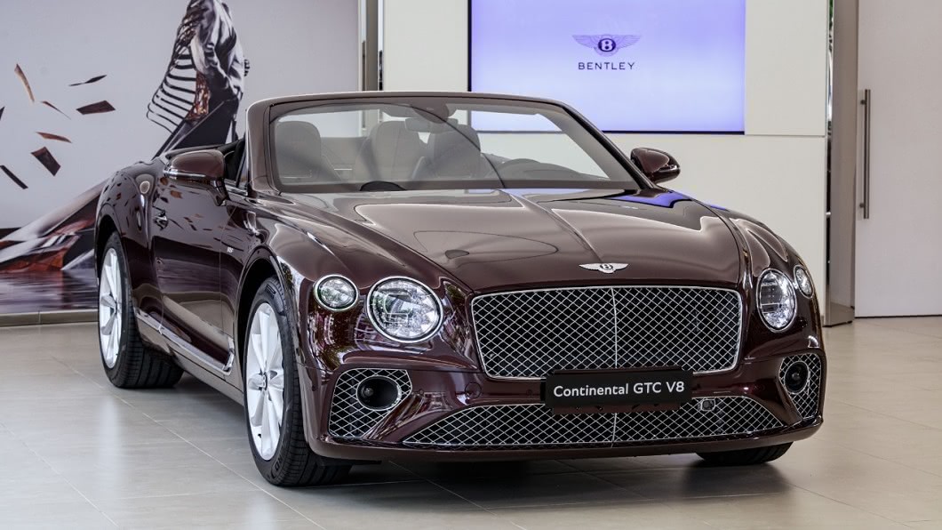 V8 Convertible敞篷車型採用全新Z字型摺疊軟頂敞篷設計,車篷開或關僅需19秒,並能在時速50公里內作動。(圖片來源/ 永三汽車)