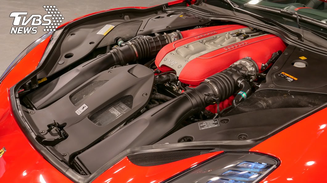 Ferrari 365 GTS4搭載6.5公升V12 65度夾角引擎,能產生最大馬力800匹。