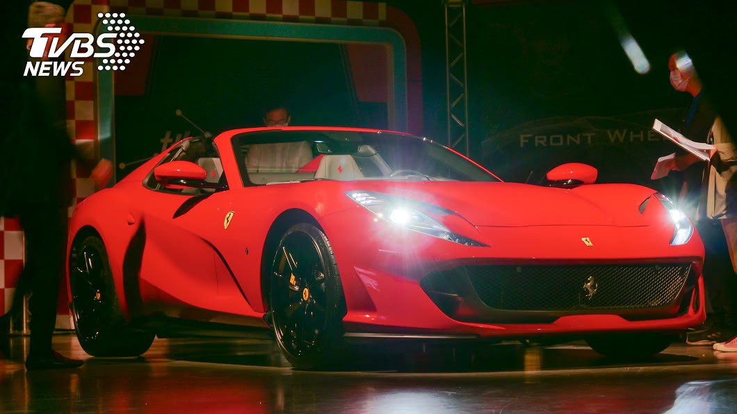 812 GTS為812 Superfast的敞篷版本，也是Ferrari首款可摺疊式電動硬頂V12跑車。