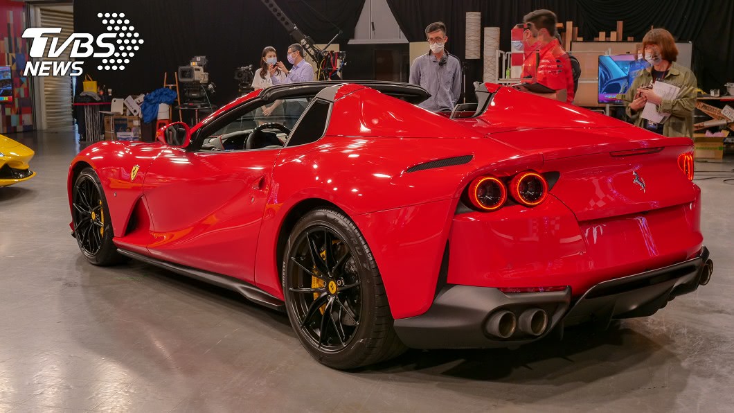 Ferrari 812 GTS加入與Ferrari 355一樣的經典燻黑四圓燈。