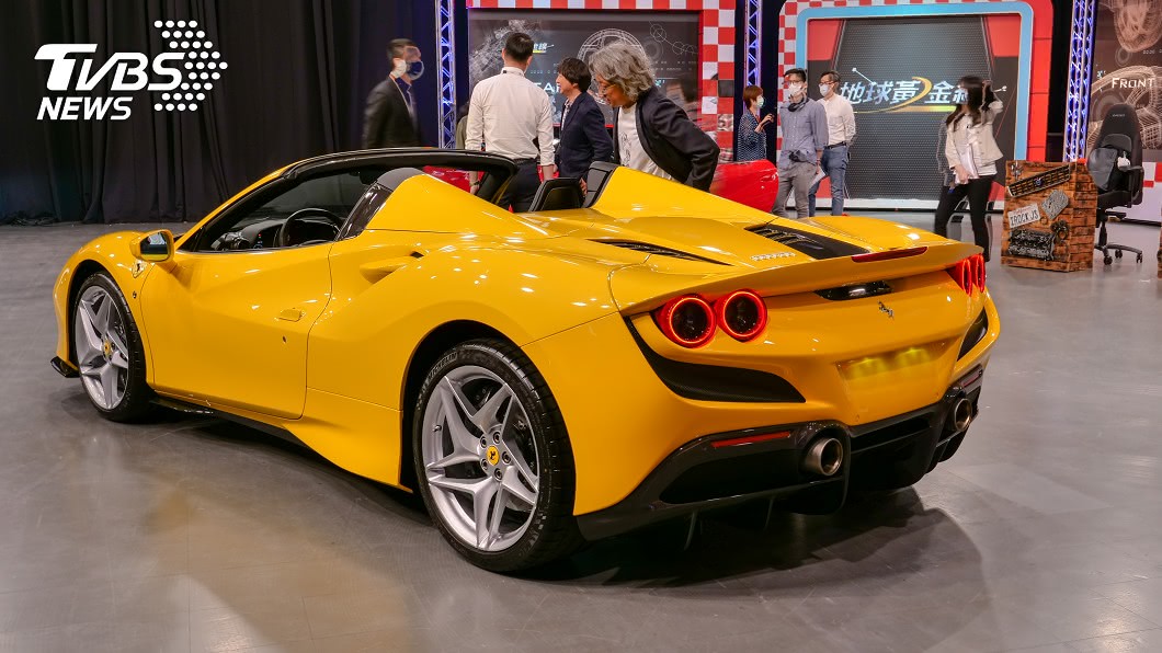 F8 Spider搭配電動硬頂敞篷,能夠於14秒內開啟,車尾也沒有直接沿用F8 Tributo,反而是重新打造截然不同的設計。