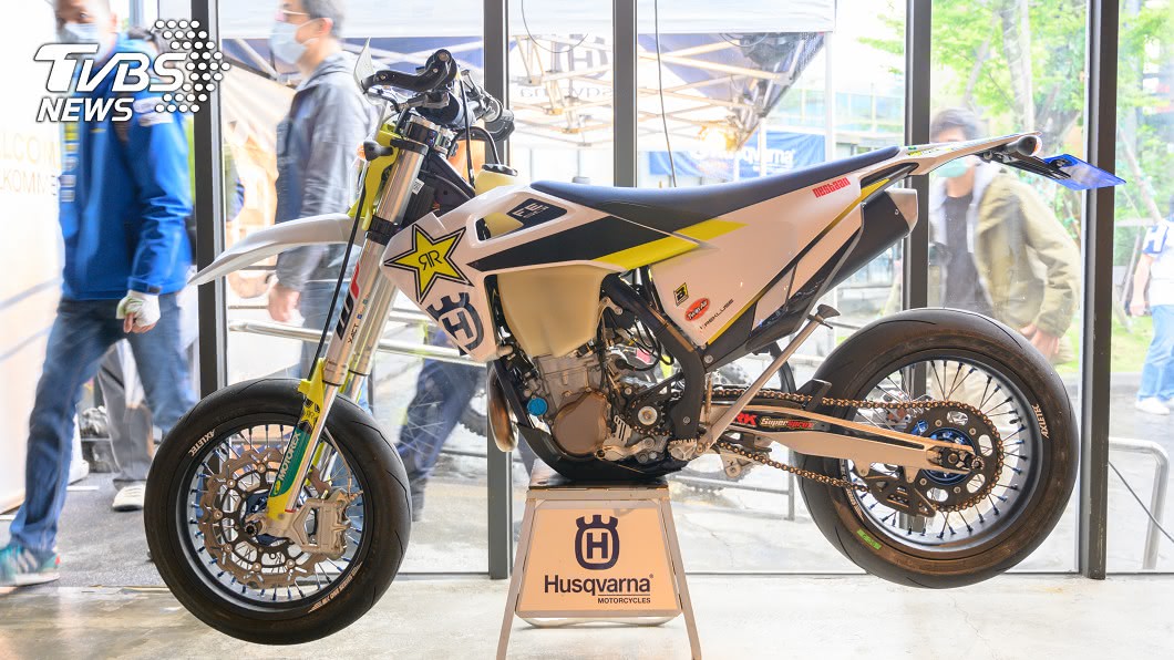 車友提供的Enduro FE 501改Supermoto的改裝示範車。該車換上與701 Supermoto相同的前/後懸吊以及17吋鋼絲框,讓Enduro越野車變身為Supermoto街道滑胎車。