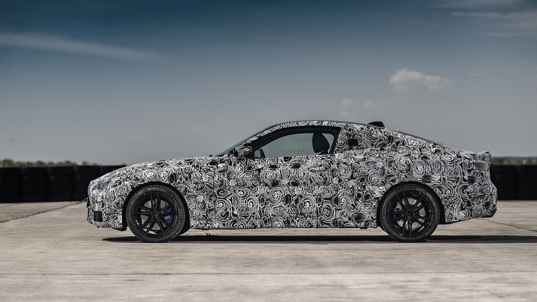 新世代4 Series Coupe與現行販售3 Series相比,車高降低57mm重心也降低21mm。(圖片來源/ BMW)