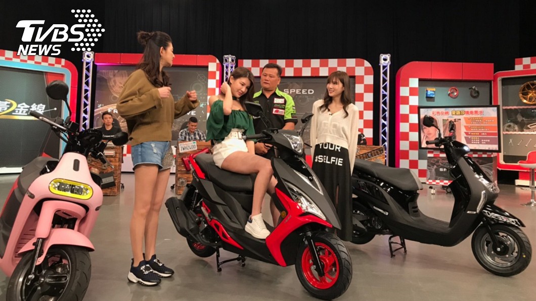 愛語莎親自試跨VJR125,運動外型讓她相當滿意。(圖片來源/ 地球黃金線)
