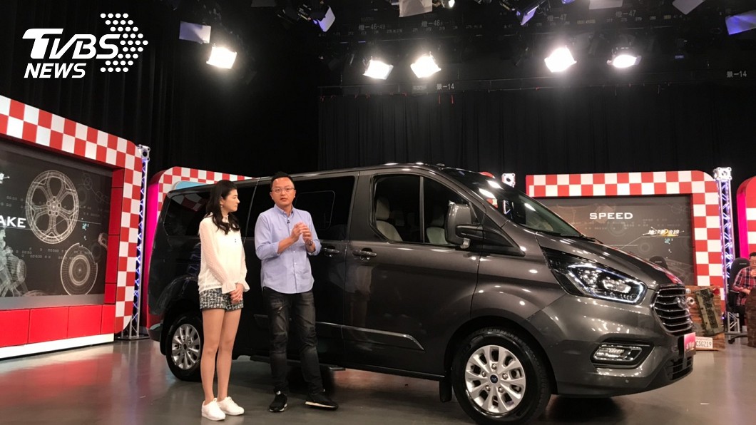 車評邢男在《地球黃金線》中介紹福特旅行家的功能。(圖片來源/ 福特六和)