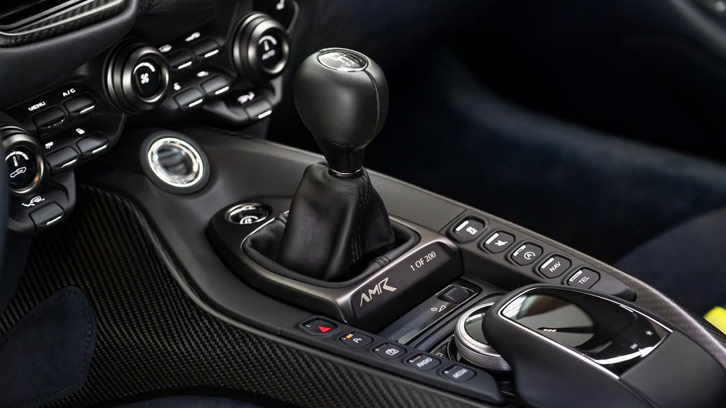Aston Martin堅持推出手排車型,提供熱血玩家純粹的駕馭樂趣。(圖片來源/ 永三汽車)