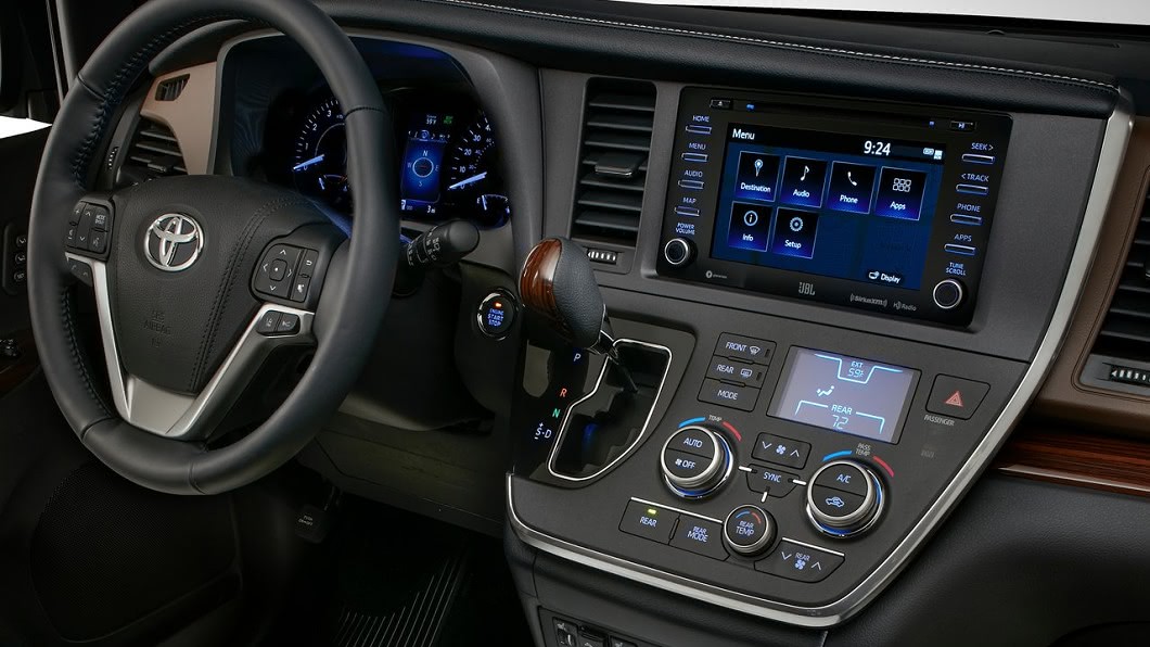內裝的木紋飾板讓整體看起來相當沉穩。(圖片來源/ Toyota)