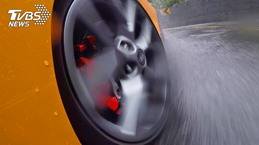 ST配置前雙活塞煞車卡鉗與19吋米其林Pilot Sport 4S高性能胎，即便雨天，也能提供出色的抓地力與煞車性能。