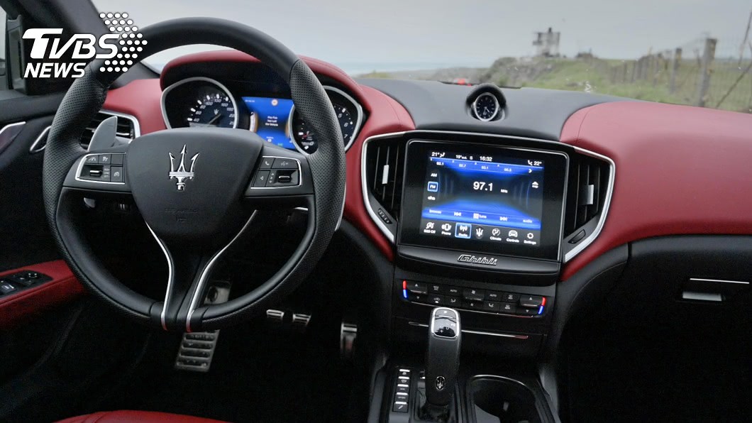 Maserati車艙設計不僅豪華,同時散發強烈運動感。(圖為Ghibli GranSport)