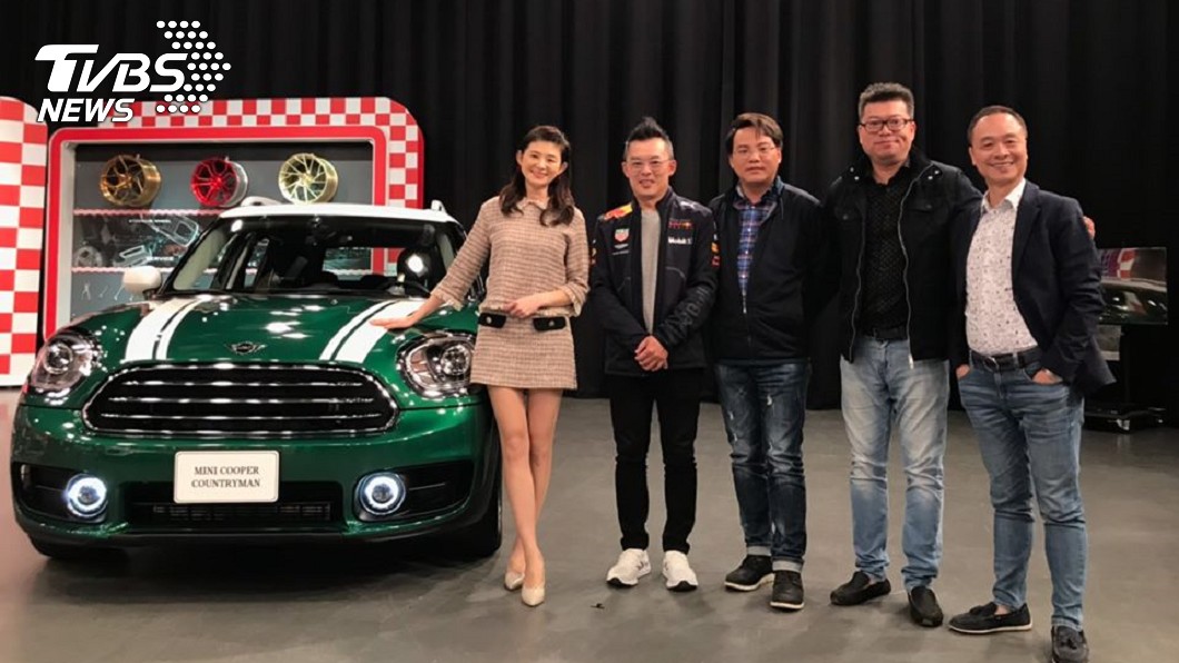主持人宗怡及車評們與Mini Countryman Deluxe合照。(圖片來源/ 地球黃金線)