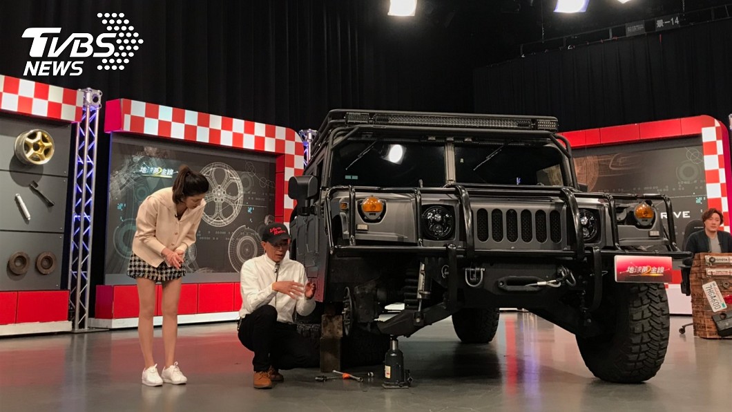亞洲車神陳和皇在《地球黃金線》中介紹如何為H1換胎。(圖片來源/ 地球黃金線)