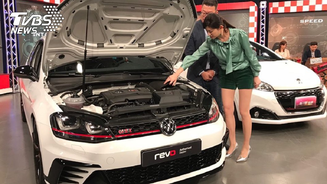 來到《地球黃金線》攝影棚的這輛GTI Clubsport S,經過英國行車電腦改裝商Revo調校,讓動力突破400匹。(圖片來源/ 地球黃金線)