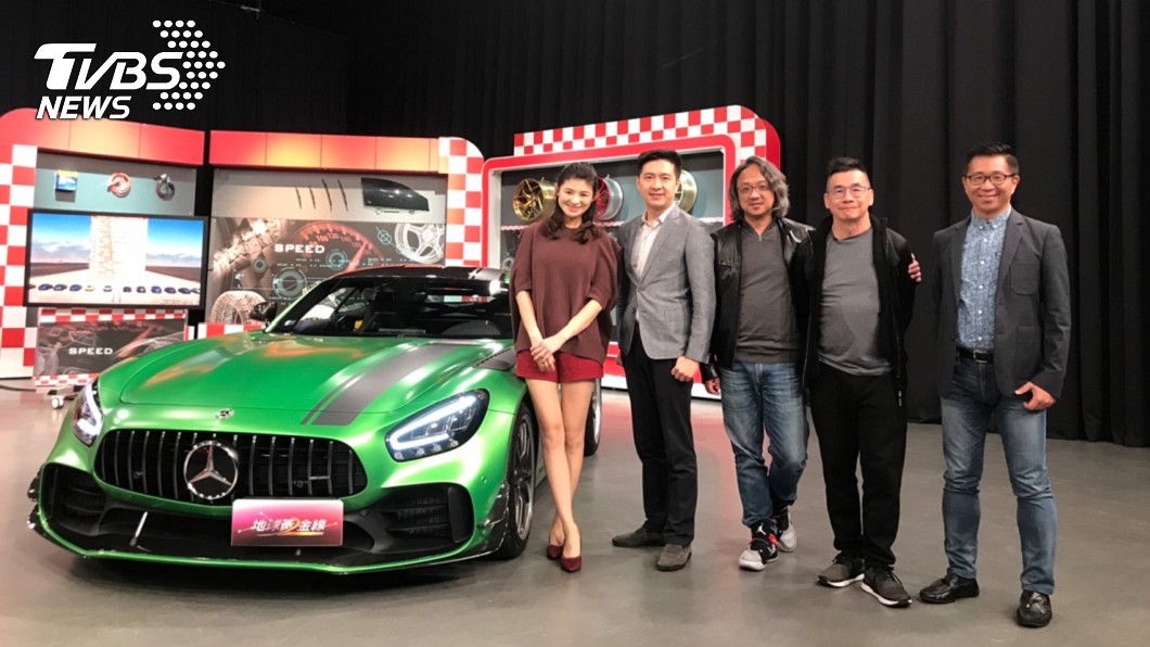 現場車評與M-Benz AMG GT R Pro合照。(圖片來源/ 地球黃金線)