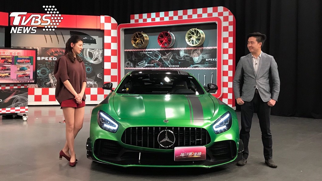 車評林志鑫在《地球黃金線》中介紹M-Benz AMG GT R Pro採寬體設計,車寬達到2米。(圖片來源/ 地球黃金線)