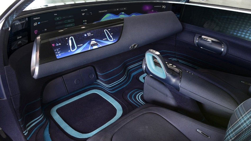 車上搭載自動駕駛技術,並且以操縱桿取代方向盤。(圖片來源/ Hyundai)