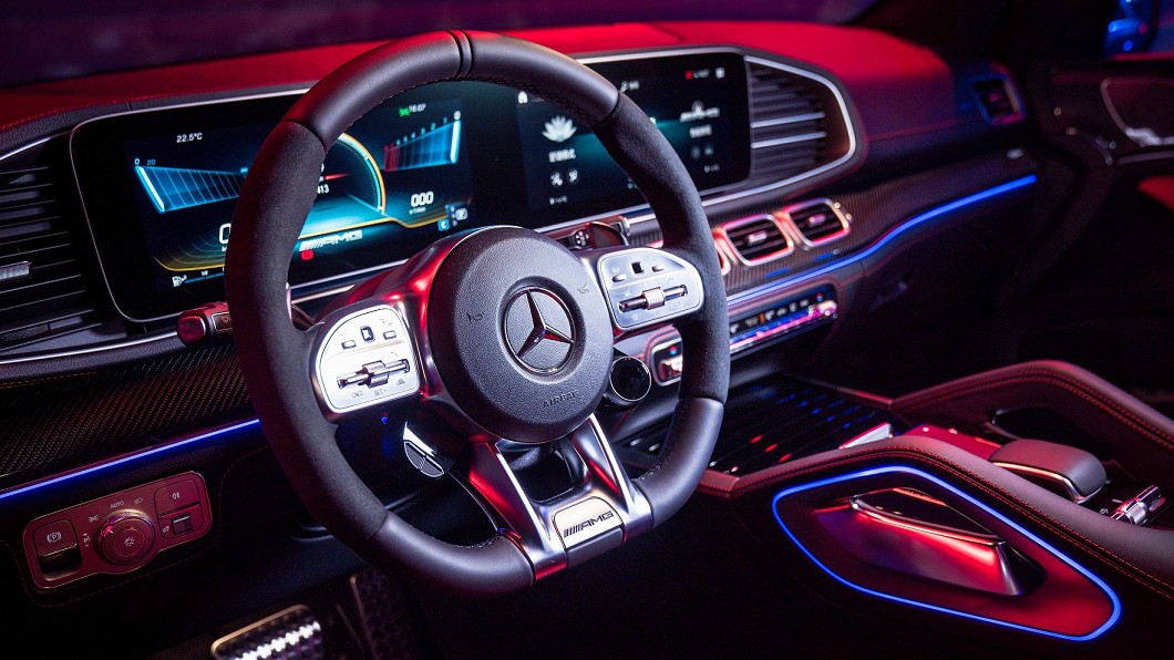 車上配有Nappa 真皮平底跑車方向盤，並搭配 AMG 專屬方向盤操控按鈕。(圖片來源/ M.Benz)