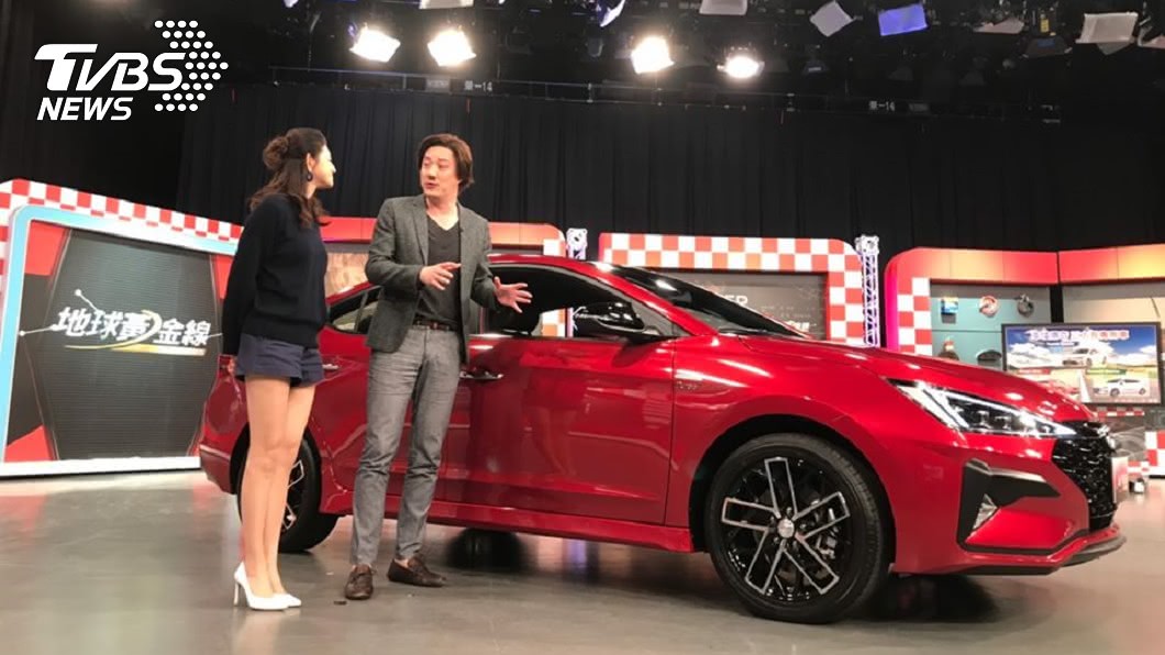 錢毅認為Hyundai Elantra30週年雙色炫黑鋁圈設計前衛。(圖片來源/ 地球黃金線)
