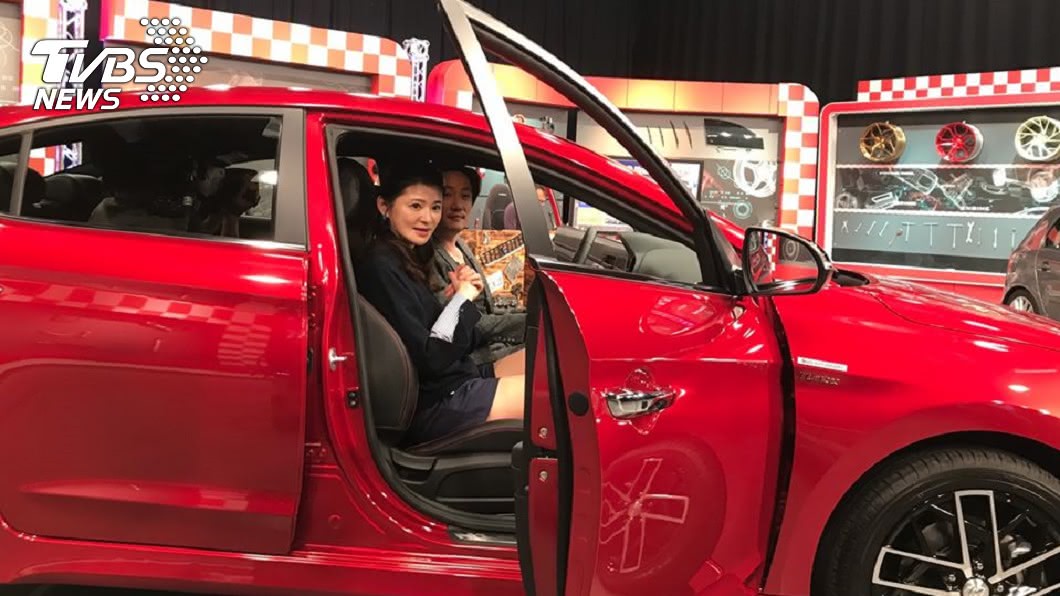 Hyundai Elantra30週年典藏版座椅以兩種材質搭配，中間換成類麂皮材質提升質感。(圖片來源/ 地球黃金線)