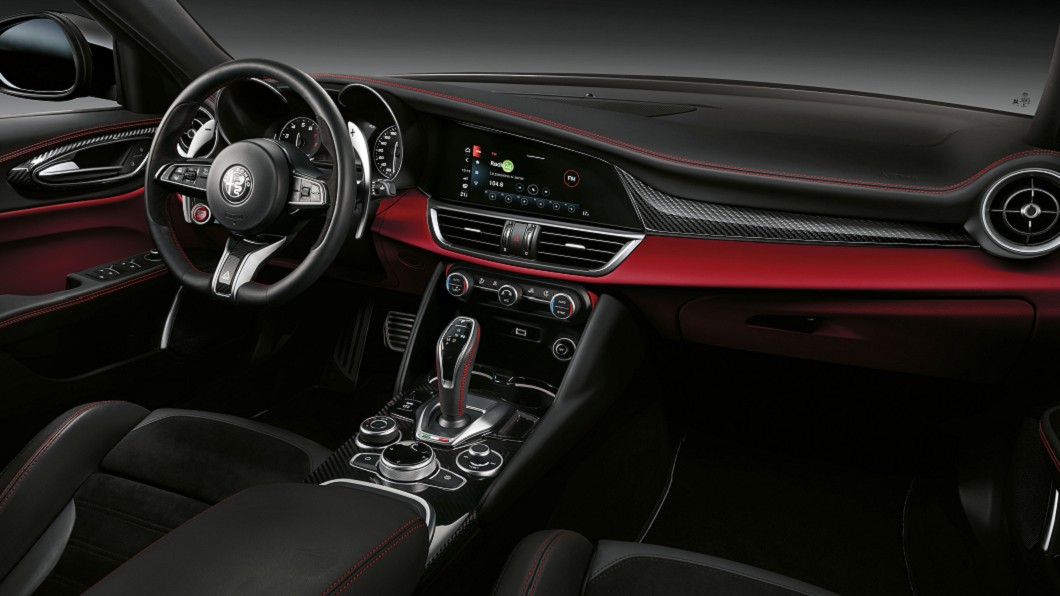 車內可以見到大量碳纖維飾板營造熱血駕駛氛圍。(圖片來源/ Alfa Romeo)