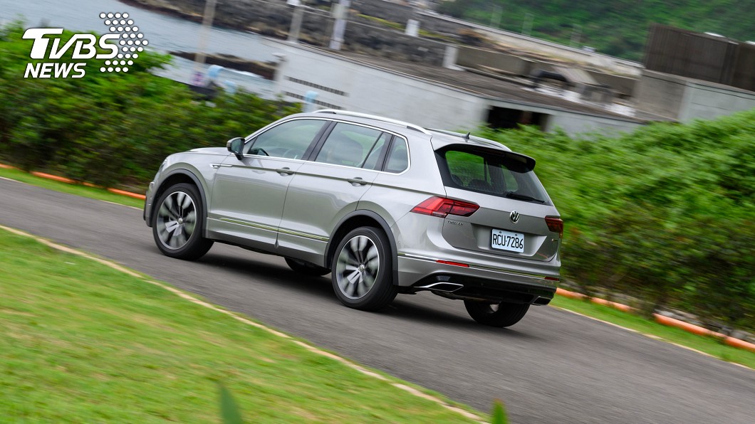 比起一般轎車車型，SUV因為底盤離地高度較高、懸吊行程偏長，操控性相對處於弱勢。