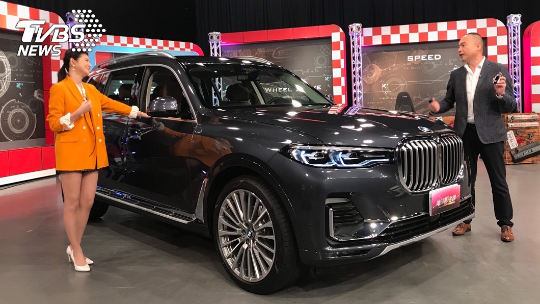 在《地球黃金線》中,德哥正在介紹BMW X7這部5+2坐休旅車。(圖片來源/ 地球黃金線)