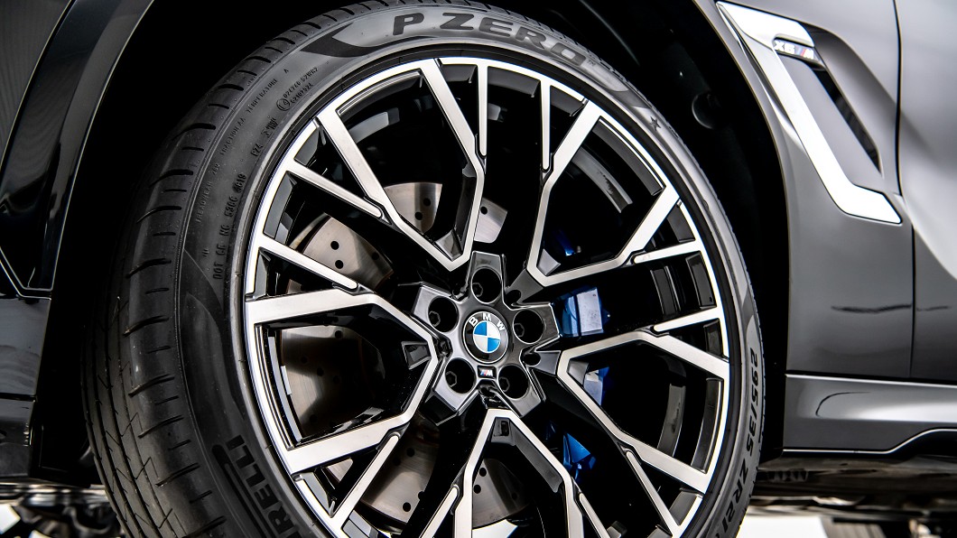 X6 M車上配備前21吋,後22吋專屬造型鋁圈。(圖片來源/ BMW)