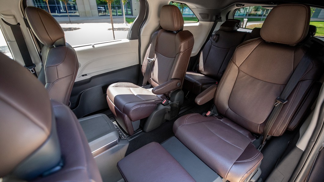七人座車型配備帶有腿靠之第二排獨立座椅。(圖片來源/ Toyota)