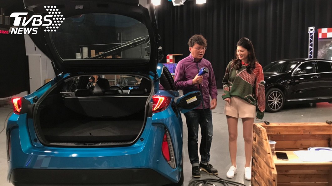 小七在《地球黃金線》中介紹Toyota Prius PHV的充電方式。(圖片來源/ 地球黃金線)