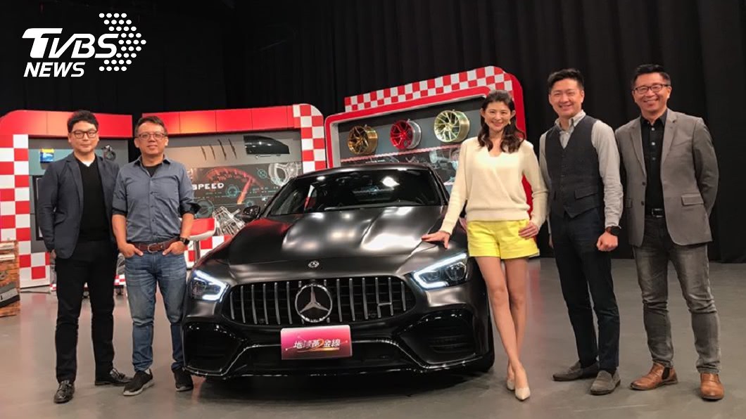 《地球黃金線》攝影棚的M-AMG GT 63 S與CLA同樣是四門跑房車定位,但兩者售價相差甚多。(圖片來源/ 地球黃金線)