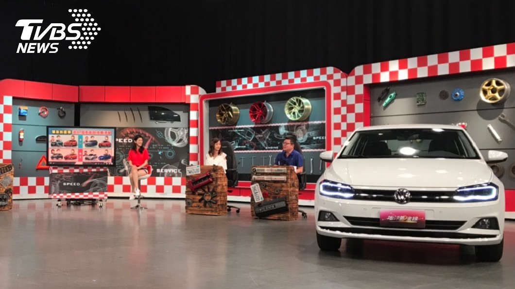 主持人宗怡形容VW Polo車頭設計是德系車福斯車家族臉譜。(圖片來源/ 地球黃金線)