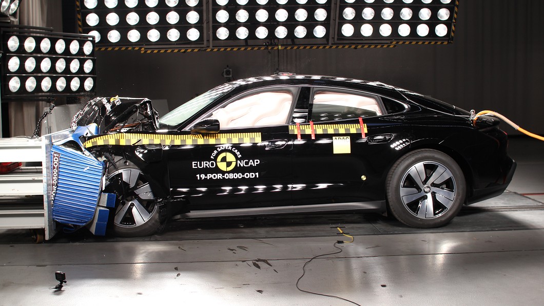 過去正面偏位撞擊障礙物採用固定式設計。(圖片來源/ Euro NCAP)